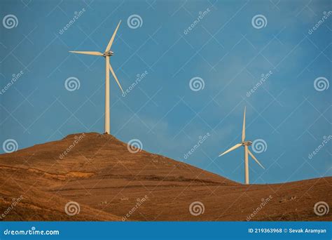 Molinos De Viento Modernos En Fondo De Campos De Trigo Foto De Archivo