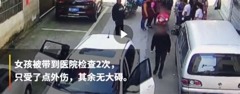 2岁女童独自趴路边玩耍，被越野车碾压两次后 安然无恙的坐起来 越野车 小孩 家长 新浪新闻