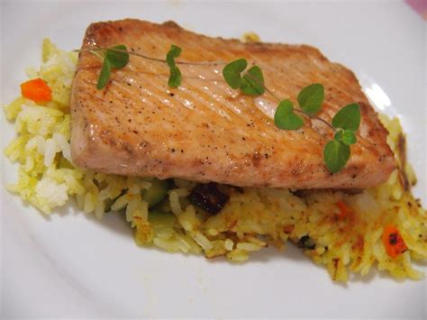 Salmón plancha sobre arroz de verduras Cocina sin Carné