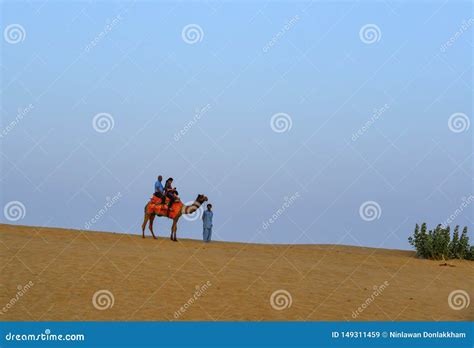 Camello Que Monta En El Desierto De Thar En Jaisalmer La India Imagen