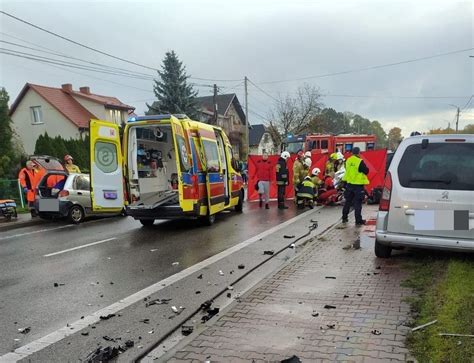 Czołowe zderzenie dwóch samochodów na ulicy Kieleckiej w Bielinach