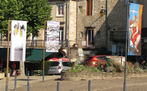 Saint Gengoux le National Bannières dartistes saffiche dans la commune