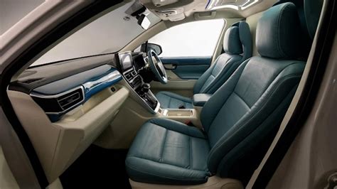 See Toyota Innova 2023 interior level - Vietnam.vn