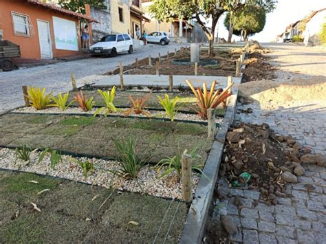 Potiraguá Prefeitura revitaliza canteiro central da Avenida Azul Bahia