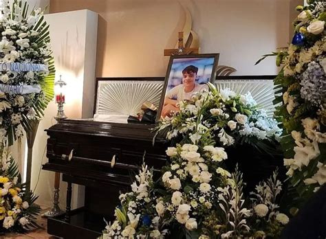 Marlene Alvarenga Despide A Su Hijo Rodeado De Flores Blancas