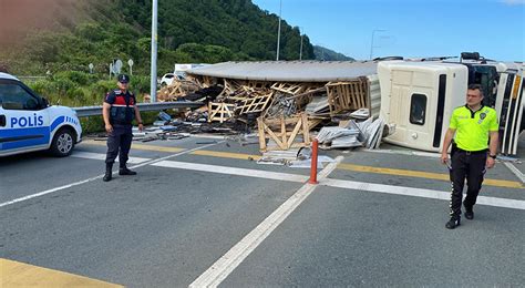 Devrilen tır Karadeniz Sahil Yolu nu ulaşıma kapattı