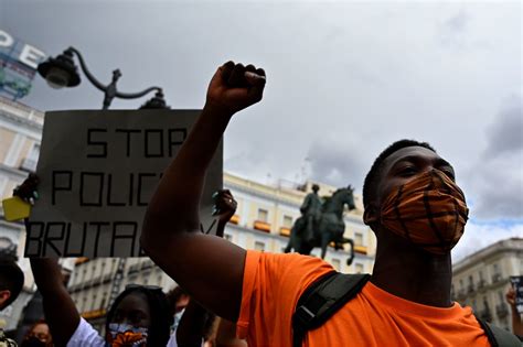 J Venes Exigen El Fin De La Brutalidad Policial En Una Manifestaci N