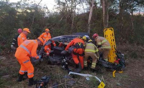 Acidente Entre Carro E Carreta Mata Um Homem E Fere Quatro Pessoas