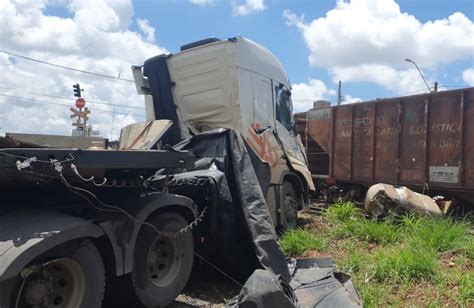 VÍDEOS Carreta é atingida por trem após furar sinal vermelho no Paraná