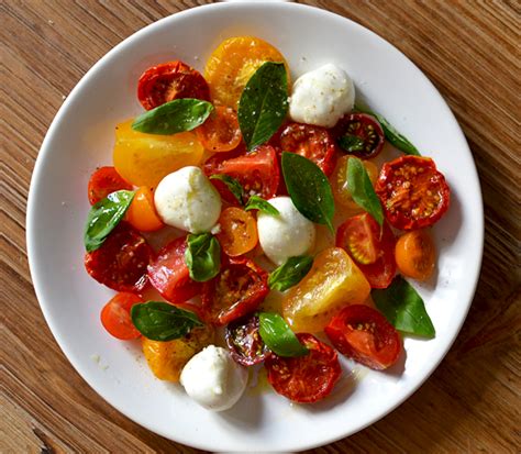 Salade De Tomates Fra Ches Et R Ties Mozzarella Tendance Food