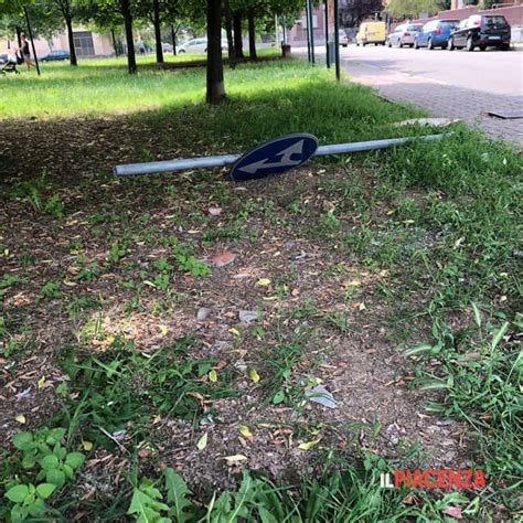 Degrado Urbano A Piacenza In Via Malaspina Obizzo Campo Giochi