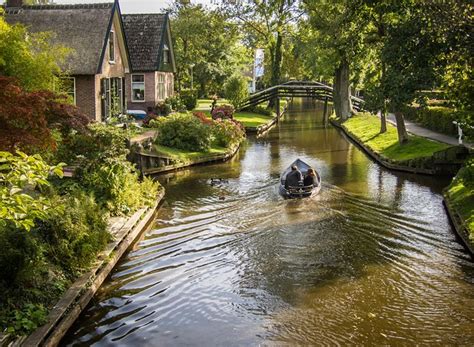 Cidade Na Holanda Tem Canais No Lugar De Ruas Casa E Jardim Viagem