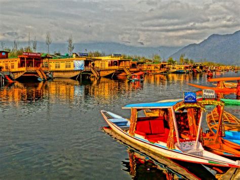 Dal Lake Jammu And Kashmir Jammu And Kashmir Tourism Mountain Lakes