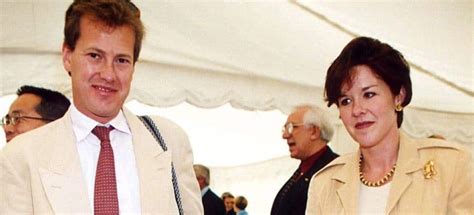 Conheça o primeiro casal gay da família real TriCurioso