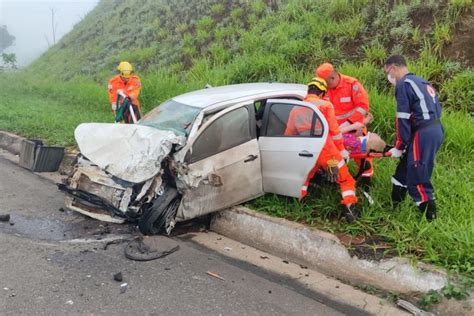 Carro Bate De Frente Com Caminhão Na Br 116 Próximo A Serra Do