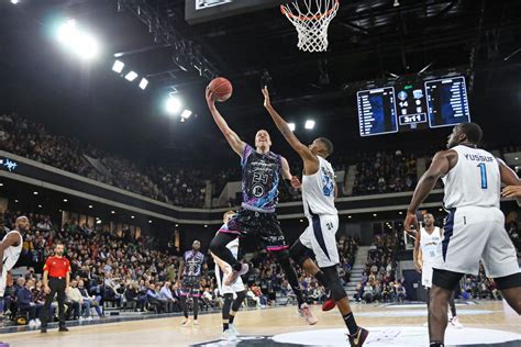 Le Champagne Basket Fait Son Show Larena De Reims Et Fait Tomber Le