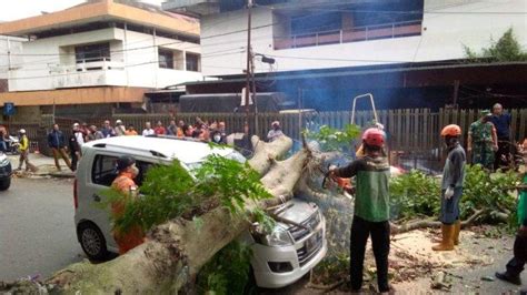 Bogor Diterpa Angin Kencang Mobil Karimun Ringsek Tertimpa Pohon