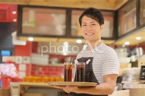 飲み物を運ぶ男性店員 No 3690406｜写真素材なら「写真ac」無料（フリー）ダウンロードok