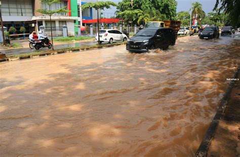 Hujan Deras Sesaat Ruas Jalan Batam Banjir Metropolis