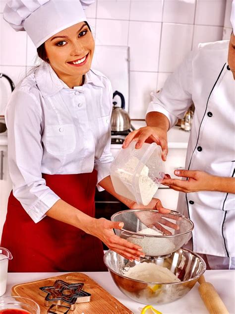 Man En Vrouw In Chef Kokhoed Het Koken Stock Afbeelding Image Of