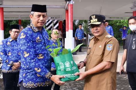 Hari Kesadaran Nasional Penjabat Gubernur Sulsel Serahkan Bibit