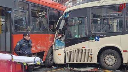 Acidente entre dois ônibus do transporte coletivo deixa mais de 40