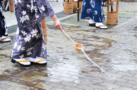 打ち水で、涼しく夏を乗り切ろう