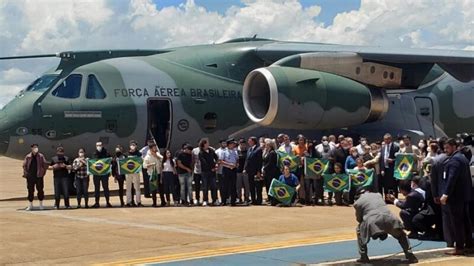 Avião da FAB chega ao Brasil 214 repatriados de Israel