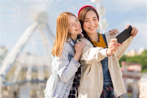 Copines Prenant Selfie à Londres Photo Gratuite