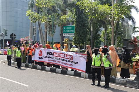 Aksi Simpatik Polwan Polres Magetan Bagikan Air Mineral Dan Buah Jeruk