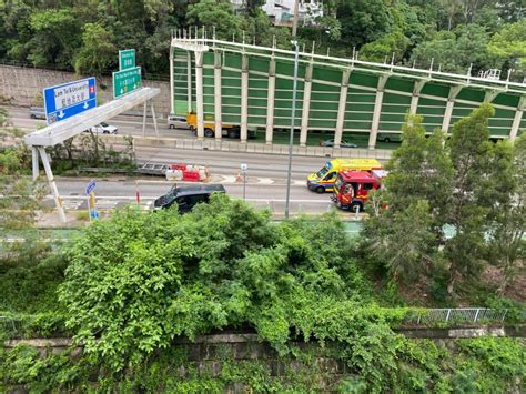 屯門公路客貨車剷上行人路 男司機受傷送院 星島日報