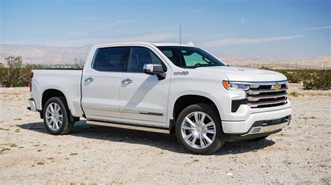 2022 Chevrolet Silverado First Drive Review | AutoTrader.ca