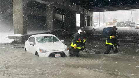 Dangerous flooding in Massachusetts amid winter storm - CBS News