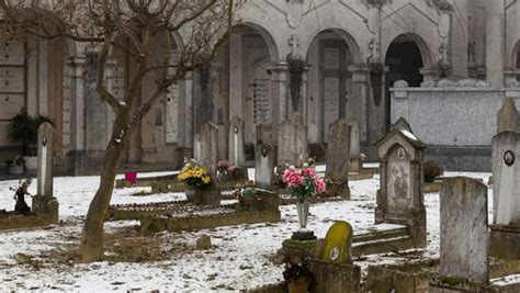 Paura A Stroppiana Profanate Cinque Tombe Al Cimitero La Stampa