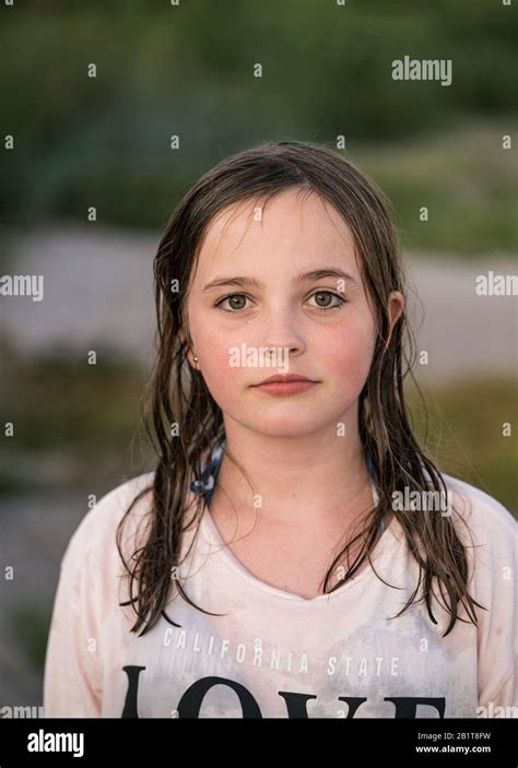 Jeune Fille De 10 Ans A La Plage Banque De Photographies Et Dimages à