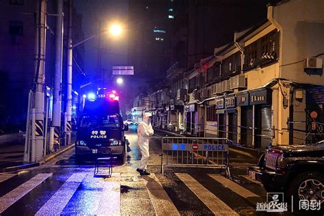 昭通路居民区：雨夜中通宵值守的大白，守护着家园的安宁 周到上海