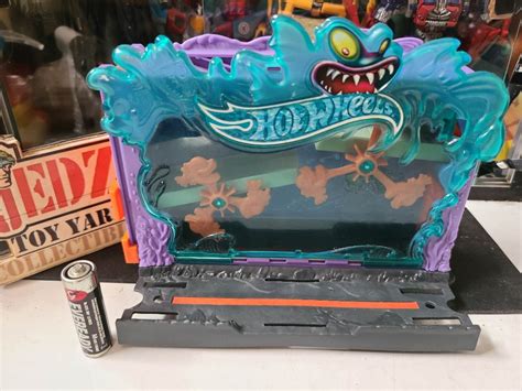 Hot Wheels City Playset Downtown Aquarium Bash Set Track Connect On