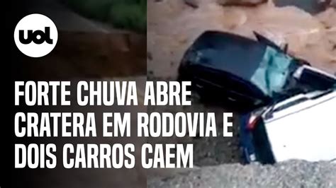 Carros caem em cratera aberta em rodovia após forte chuva no Ceará