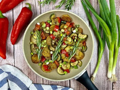 Kartoffel Zucchini Pfanne Mit Paprika Und Rosmarin