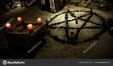 Rituales de altar satánicos fotografía de stock celiafoto 286775128