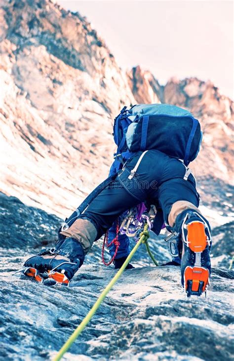 登山人到达山峰山顶 成功、自由和幸福，在山的成就 上升的体育概念 库存照片 图片 包括有 活动家 海岛 104747760