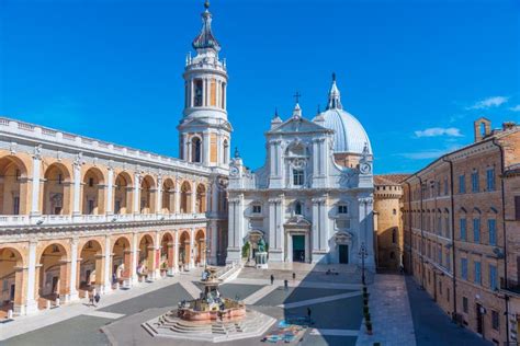 Piazza Della Madonna E Il Santuario Della Santa Casa Di Lore Immagine