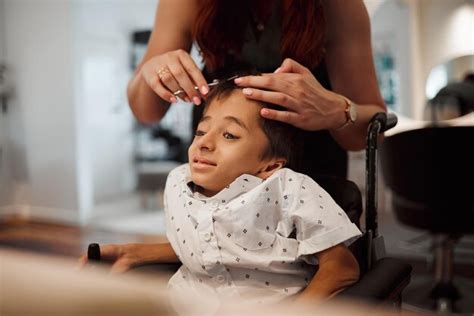 Coiffeur Handicap Et Enfant Handicap En Fauteuil Roulant Atteint De