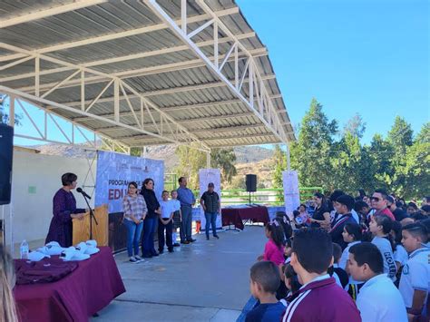 Entrega Secretaría de Educación BC apoyos a estudiantes del nivel