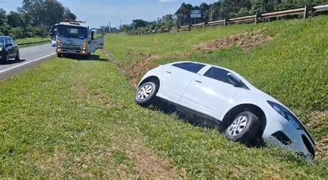 Carro Tomba No Canteiro Central Ap S Ser Atingido Por Caminh O Na Sp