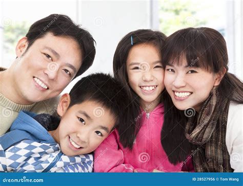 Glückliche Asiatische Familie Stockfoto Bild von lebensstil