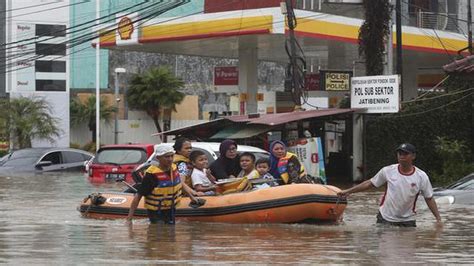 9 Dead Thousands Caught In Flooding In Indonesias Capital The Hindu