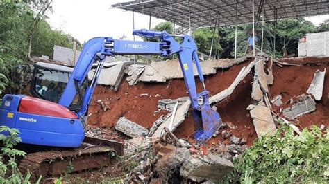 Satu Unit Alat Berat Diturunkan Untuk Mengevakuasi Material Tanah