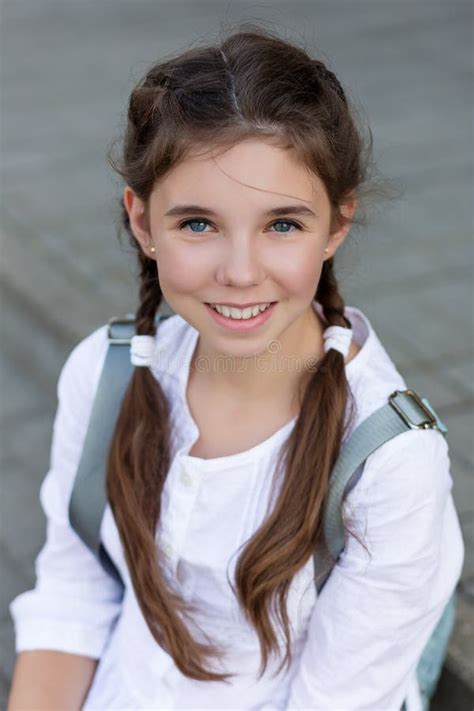 Portrait Dune Belle Fille Dans Un Uniforme Scolaire Devant Classe à