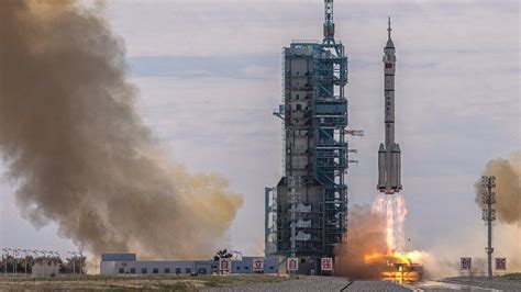 Despega con éxito la nave que llevará a tres astronautas chinos al espacio